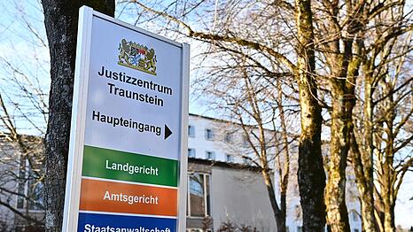 Ein Schild mit der Aufschrift "Justizzentrum Traunstein".