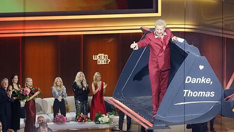 Thomas Gottschalk wurde am Ende der Show in einer Baggerschaufel über die Bühne gefahren.