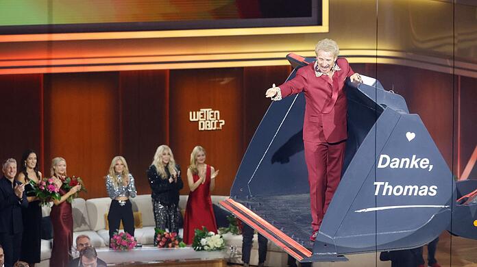 Thomas Gottschalk wurde am Ende der Show in einer Baggerschaufel über die Bühne gefahren.