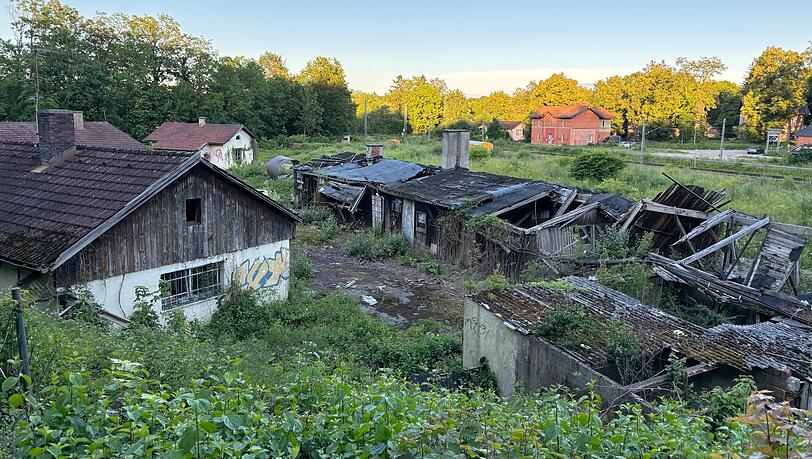 Eine unheimliche Kulisse: Das Gelände, wo früher der Bahnhof Großhesselohe war. Die ehemaligen Gebäude der Bahnmeisterei verkommen, das Backsteingebäude im Hintergrund steht unter Denkmalschutz – und weist trotzdem deutliche Spuren des Verfalls auf.