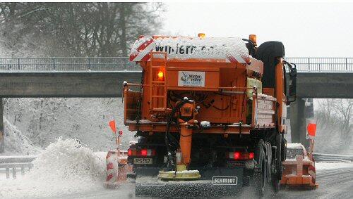 Auf der A9 war für Räumfahrzeuge zeitweise kein Durchkommen. Auf der A9 war für Räumfahrzeuge zeitweise kein Durchkommen.