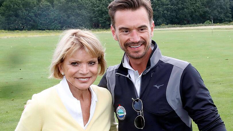 Florian Silbereisen ist beim "Traumschiff" als Kapit&auml;n gesetzt. In einer Gastrolle stand nun auch Uschi Glas f&uuml;r das beliebte ZDF-Format vor der Kamera.