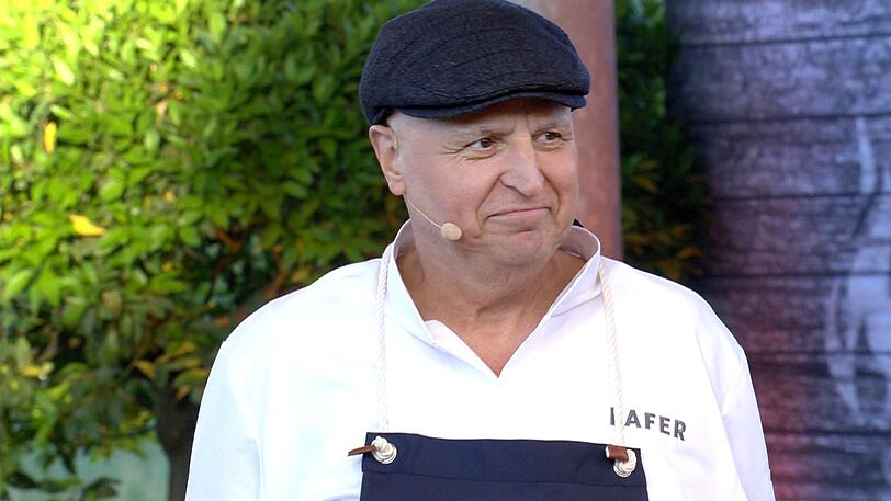Standing Ovation gab's für Johann Lafer bei seinem Comeback als Koch-Coach. Die TV-Koch-Legende hatte krankheitsbedingt eine Auszeit nehmen müssen. Standing Ovation gab's für Johann Lafer bei seinem Comeback als Koch-Coach. Die TV-Koch-Legende hatte krankheitsbedingt eine Auszeit nehmen müssen.