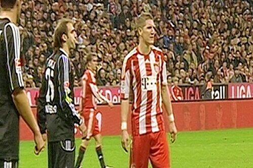 Ein Lama in der Allianz Arena:  Nürnbergs Javier Pinola (l.) bespuckt Basti Schweinsteiger.