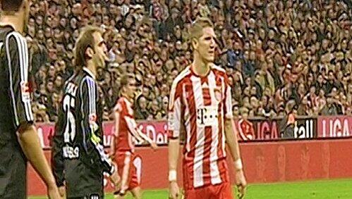 Ein Lama in der Allianz Arena: Nürnbergs Javier Pinola (l.) bespuckt Basti Schweinsteiger. Ein Lama in der Allianz Arena: Nürnbergs Javier Pinola (l.) bespuckt Basti Schweinsteiger.