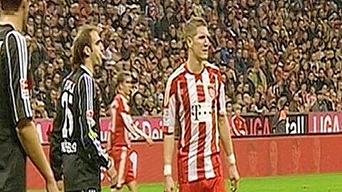 Ein Lama in der Allianz Arena:  Nürnbergs Javier Pinola (l.) bespuckt Basti Schweinsteiger.