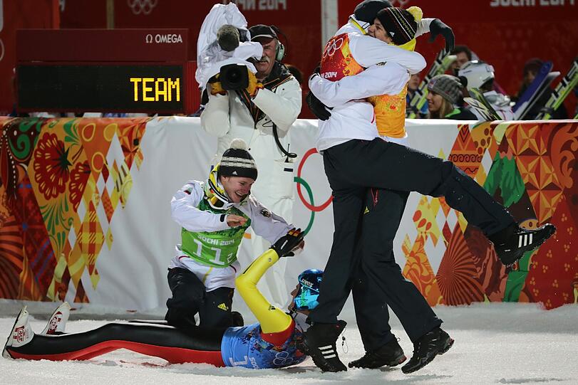 So sehen Sieger aus! So freuen sich Severin Freund, Andreas Wellinger, Marinus Kraus und Andreas Wank über ihren Sieg im Team-Springen.