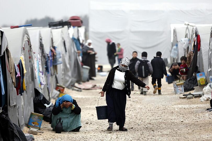 Syrische Flüchtlinge vor ihren Zelten im Flüchtlings-Camp in Suruc, Türkei.