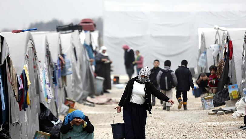 Syrische Flüchtlinge vor ihren Zelten im Flüchtlings-Camp in Suruc, Türkei. Syrische Flüchtlinge vor ihren Zelten im Flüchtlings-Camp in Suruc, Türkei.