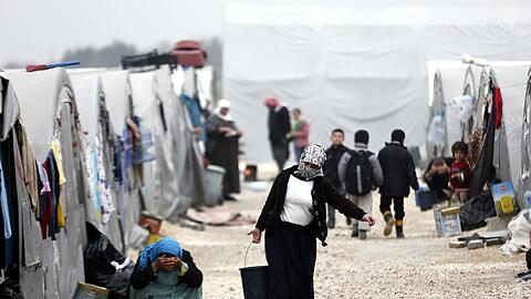 Syrische Flüchtlinge vor ihren Zelten im Flüchtlings-Camp in Suruc, Türkei.