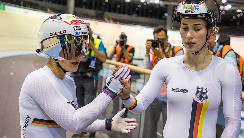 Die deutschen Radsprinterinnen Pauline Sophie Grabosch (rechts) und Kristina Vogel klatschen sich nach dem Qualifikationsrennen im Frauen Teamsprint auf dem Veledrom ab. Die deutschen Radsprinterinnen Pauline Sophie Grabosch (rechts) und Kristina Vogel klatschen sich nach dem Qualifikationsrennen im Frauen Teamsprint auf dem Veledrom ab.