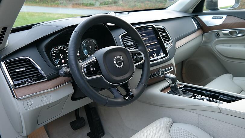 Edle Materialien, saubere Verarbeitung: Das XC90-Cockpit mit dem hochkant stehenden Touchscreen in der Mitte.