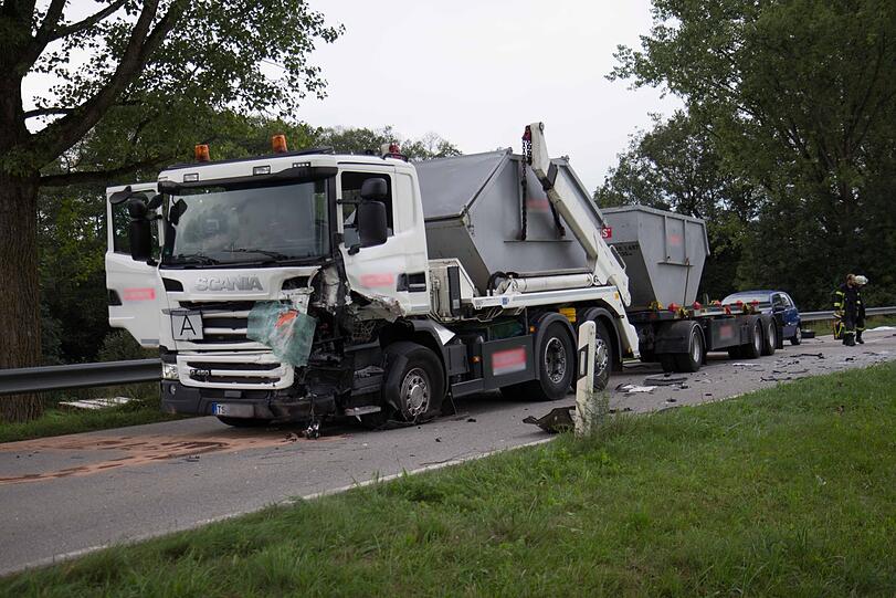 In Petting kam es am Montag zu einem schweren Unfall. Eine Frau wurde dabei tödlich verletzt, ihr Auto glich danach einem Wrack.