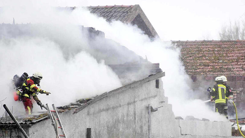 Die Bilder vom Feuerwehreinsatz in Pesenlern. Hier hatten es die Einsatzkräfte mit einem Großbrand auf einem Pferdehof zu tun.