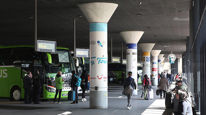 Überdacht, aber nicht immer einladend: die Haltebuchten für die Busse im Erdgeschoss.