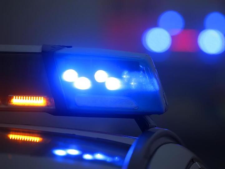 Ein Blaulicht leuchtet auf einem Polizeifahrzeug. Foto: Karl-Josef Hildenbrand/dpa/Symbolbild