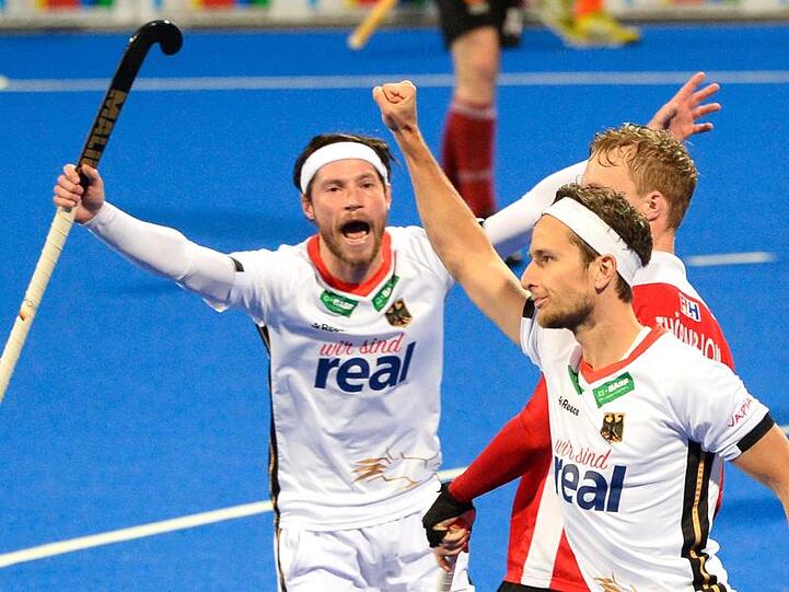 Der Deutsche Marco Miltkau (vorne) jubelt mit Mannschaftskollege Martin Zwicker (l) über den Treffer zum 2:1.