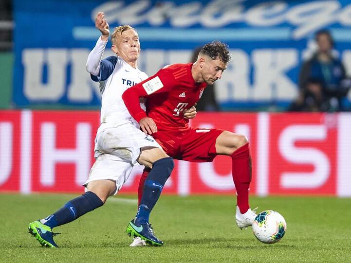 Bochums Saulo Decarli (l.) und Münchens Leon Goretzka kämpfen um den Ball. Foto: David Inderlied/dpa