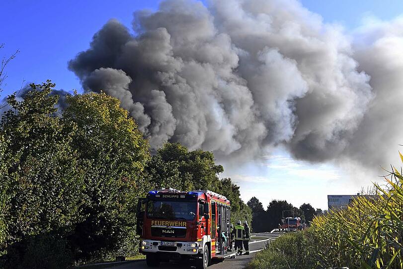 Die Feuerwehr konnte ein Abbrennen des Supermarktes nicht verhindern. Die Bilder vom Einsatzort.