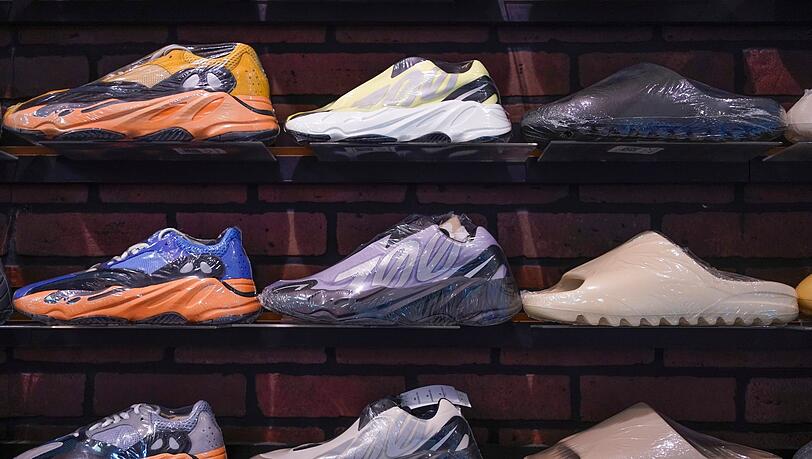 Yeezy-Schuhe von Adidas werden bei Kickclusive, einem Sneaker-Wiederverkaufsladen, ausgestellt.