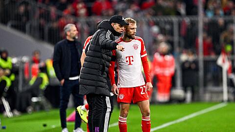 Trainer Thomas Tuchel von München (l) gibt Konrad Laimer taktische Anweisungen mit.