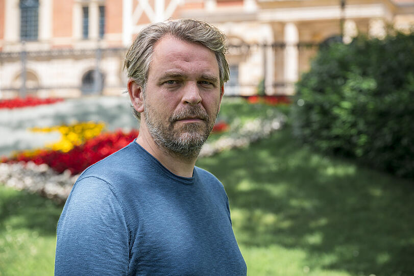 Der Regisseurs Thorleifur Örn Arnarsson vor dem Festspielhaus in Bayreuth.
