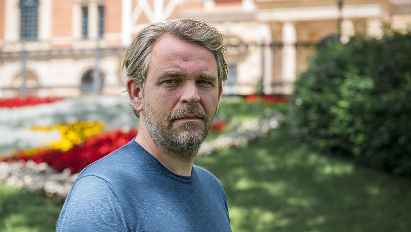 Der Regisseurs Thorleifur Örn Arnarsson vor dem Festspielhaus in Bayreuth. Der Regisseurs Thorleifur Örn Arnarsson vor dem Festspielhaus in Bayreuth.