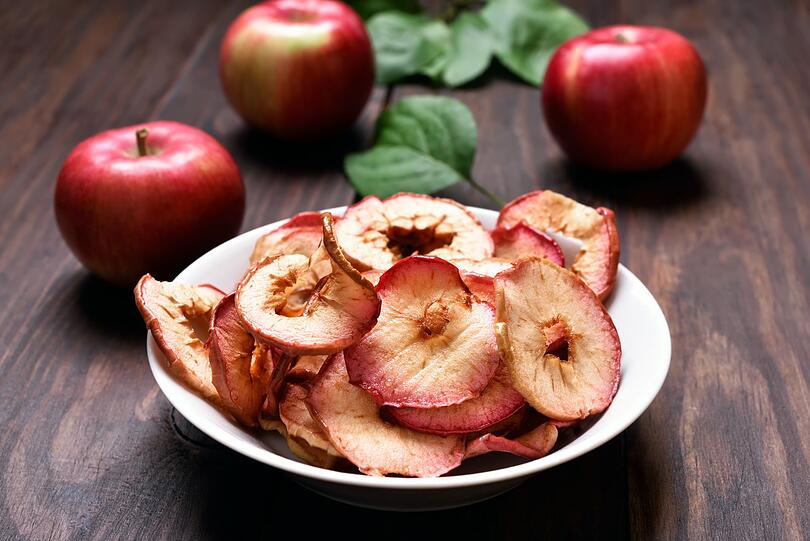 Wer es lieber süß statt salzig mag, der sollte es mit Apfelchips probieren. Die sind weit gesünder als Kartoffelchips aus der Tüte und mit etwas Geduld (die Apfelscheiben müssen circa vier Stunden in den Ofen) können Sie auch diese Variante zu Hause produzieren. Wer es lieber süß statt salzig mag, der sollte es mit Apfelchips probieren. Die sind weit gesünder als Kartoffelchips aus der Tüte und mit etwas Geduld (die Apfelscheiben müssen circa vier Stunden in den Ofen) können Sie auch diese Variante zu Hause produzieren.