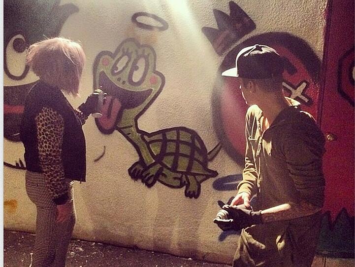 Schildkröte mit Hörnern und Heiligenschein: Dieses Kunstwerk sprayten Justin Bieber und Kelly Osbourne
