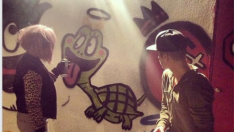 Schildkröte mit Hörnern und Heiligenschein: Dieses Kunstwerk sprayten Justin Bieber und Kelly Osbourne Schildkröte mit Hörnern und Heiligenschein: Dieses Kunstwerk sprayten Justin Bieber und Kelly Osbourne