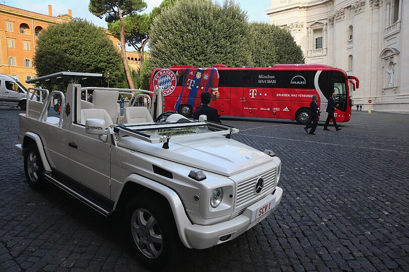 Große Ehre für den FC Bayern: Die Bilder von der Privataudienz bei Papst Franziskus.