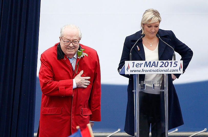 Jean-Marie Le Pen bei einer Pressekonferenz mit seiner Tochter Marine.
