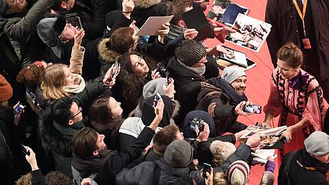 Die Berlinale eröffnet mit einer Filmpremiere und anschließender Gala. Jurymitglied Maggie Gyllenhaal gibt Autogramme.