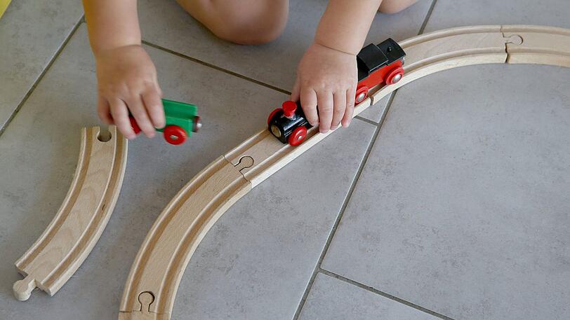 Beim Spielen mit einer Holzeisenbahn klemmte sich ein kleines Mädchen den Finger in der Schiene ein.