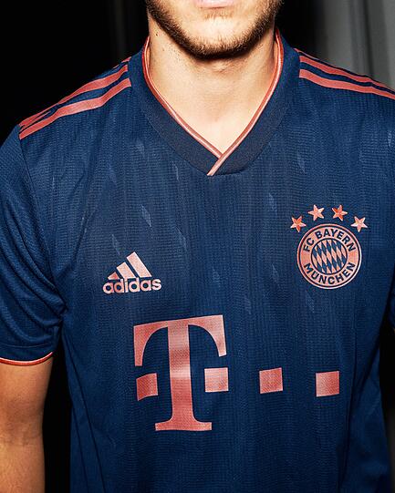 Dunkelblau und mit dezenten Rauten verziert - so sieht das Champions-League-Trikot des FC Bayern in der Saison 2019/20 aus.