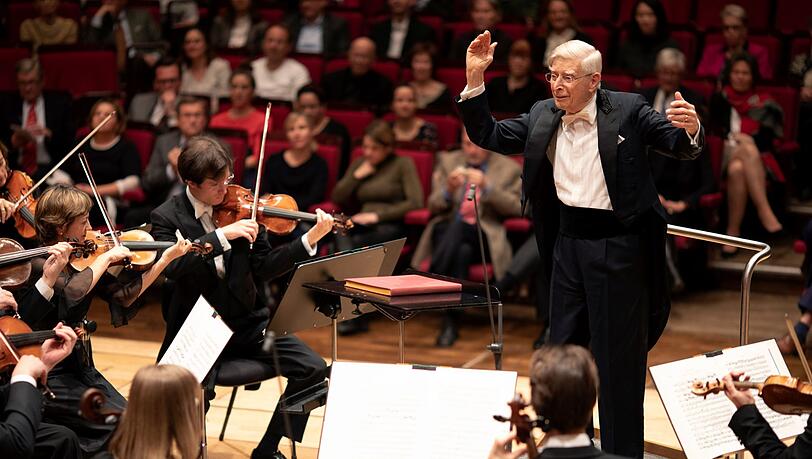 Herbert Blomstedt dirigiert den Chor und das BR-Symphonieorchester im Gasteig. Herbert Blomstedt dirigiert den Chor und das BR-Symphonieorchester im Gasteig.