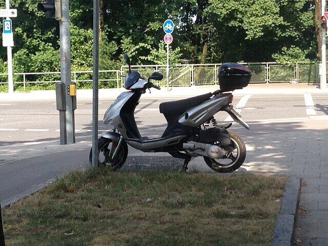 Die Jugendlichen "leihen" sich zwei Roller aus und fahren mit ihnen durch Giesing.