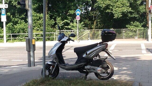Die Jugendlichen "leihen" sich zwei Roller aus und fahren mit ihnen durch Giesing. Die Jugendlichen "leihen" sich zwei Roller aus und fahren mit ihnen durch Giesing.