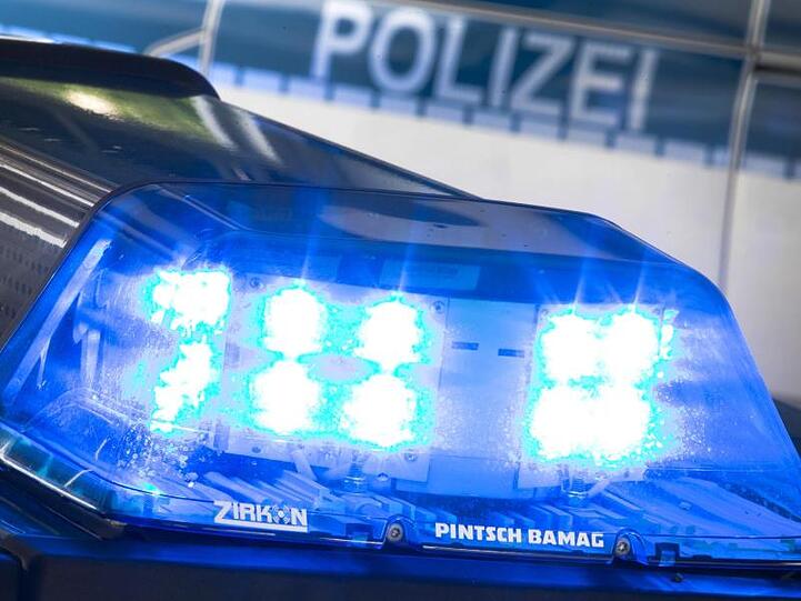 Ein Blaulicht leuchtet am auf dem Dach eines Polizeiwagens. Foto: Friso Gentsch/dpa/Symbolbild