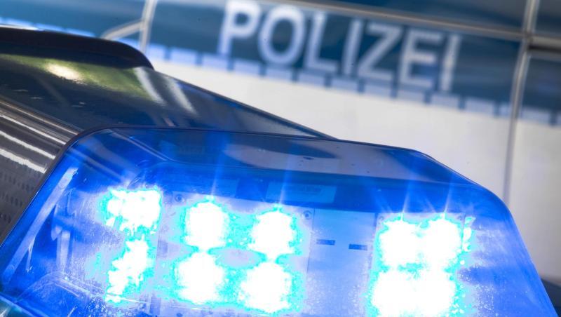 Ein Blaulicht leuchtet am auf dem Dach eines Polizeiwagens. Foto: Friso Gentsch/dpa/Symbolbild Ein Blaulicht leuchtet am auf dem Dach eines Polizeiwagens. Foto: Friso Gentsch/dpa/Symbolbild