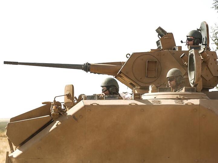 Soldaten der türkischen Streitkräfte sitzen in einem Panzer nahe der Grenze zwischen Syrien und der Türkei.