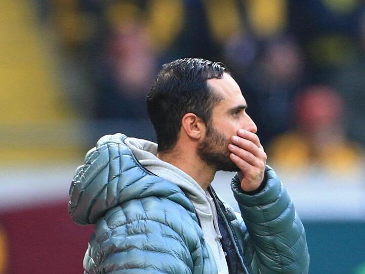 Ex-Trainer Alexander Nouri vom FC Ingolstadt steht an der Seitenlinie. Foto: Daniel Schäfer/Archiv