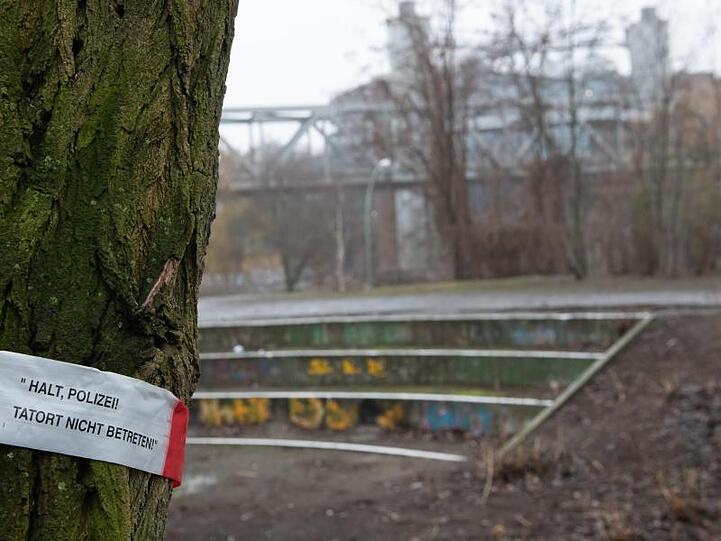 "Halt, Polizei! Tatort nicht betreten!" steht auf dem Absperrband an einem Baum im "Elise-Tilse-Park" in Berlin-Kreuzberg. Dort wurde am späten Samstagabend die Leiche eines Babys gefunden.