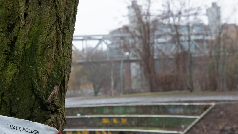 "Halt, Polizei! Tatort nicht betreten!" steht auf dem Absperrband an einem Baum im "Elise-Tilse-Park" in Berlin-Kreuzberg. Dort wurde am späten Samstagabend die Leiche eines Babys gefunden. "Halt, Polizei! Tatort nicht betreten!" steht auf dem Absperrband an einem Baum im "Elise-Tilse-Park" in Berlin-Kreuzberg. Dort wurde am späten Samstagabend die Leiche eines Babys gefunden.