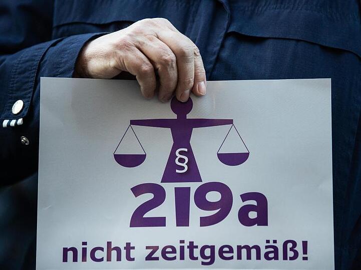 Demonstration gegen den umstrittenen Abtreibungsparagrafen 219a.