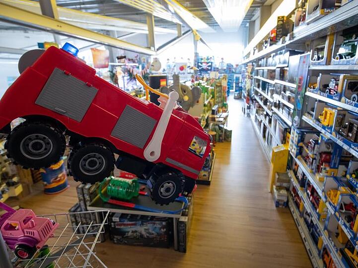 Ein rotes Spielzeugauto ist in einem Spielwarengeschäft zu sehen. Foto: Daniel Karmann/dpa/Archivbild