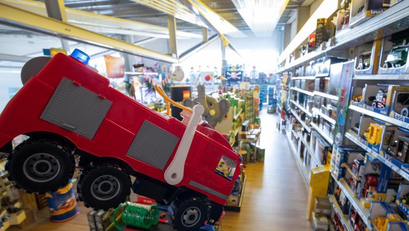 Ein rotes Spielzeugauto ist in einem Spielwarengeschäft zu sehen. Foto: Daniel Karmann/dpa/Archivbild Ein rotes Spielzeugauto ist in einem Spielwarengeschäft zu sehen. Foto: Daniel Karmann/dpa/Archivbild