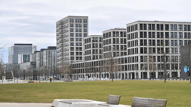 Teils leere Bürohäuser am Arnulfpark: "Der Neubau von Büros macht unter den aktuellen Rahmenbedingungen wenig Sinn", sagt Stadtplaner Rainer Vallentin. Trotzdem genehmigt die Stadt weitere Bauten, in denen nicht gewohnt, sondern gearbeitet wird.