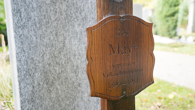 Auf dem restaurierten Holzkreuz ist die Inschrift nun wieder gut lesbar. Auf dem restaurierten Holzkreuz ist die Inschrift nun wieder gut lesbar.