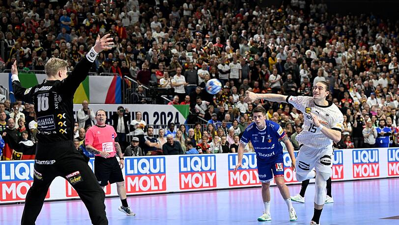 Deutschlands Juri Knorr (r) beim Siebenmeter gegen Islands Torwart Viktor Gisli Hallgrimsson.